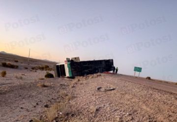 Dos muertos y más de treinta heridos en trágico accidente de bus cerca de Uyuni