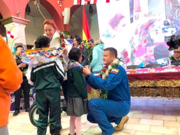 Cosmonautas rusos llegan a Potosí una "ciudad del espacio"