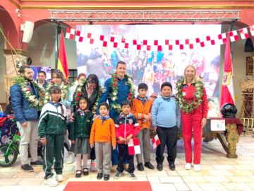 Las niñas y niños se emocionaron al conocer a los cosmonautas.