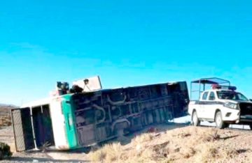 Dos muertos y más de 30 heridos dejó vuelco de bus cerca de Uyuni