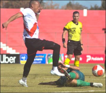 Edisson Restrepo (i) evita la marca de su rival.