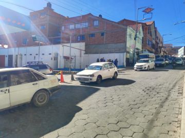 Larguísimas son las filas de motorizados en busca de combustible en Potosí