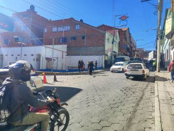 Larguísimas son las filas de motorizados en busca de combustible en Potosí