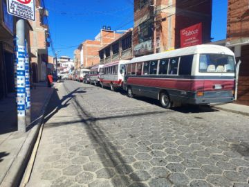 Larguísimas son las filas de motorizados en busca de combustible en Potosí