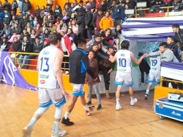 Los jugadores de Leones al final del partido.