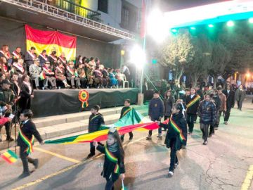 El desfile nocturno contó con la presencia de instituciones.