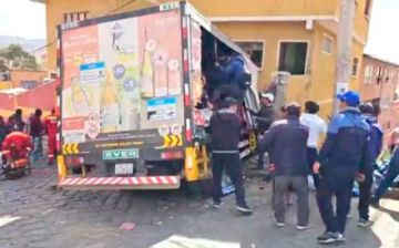 Policía libera a ayudante de vehículo que chocó a casa