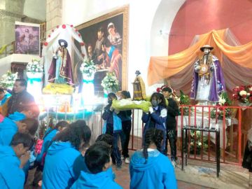 De rodillas ante San Bartolomé en el Templo de San Bernardo los fraternos terminaban su recorrido.