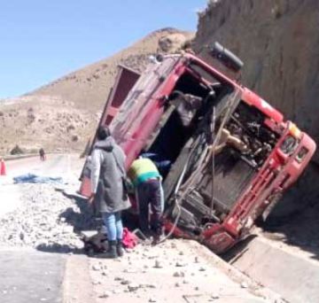 Camión con carga mineral sufre vuelco en vía a Tarija