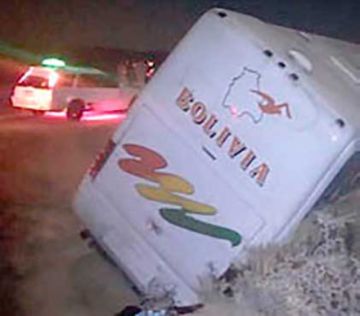 Bus se encuneta y deja cuatro heridos