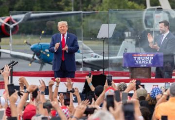 Trump celebra protegido por vidrio antibalas su primer mitin al aire libre tras el ataque