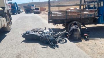 Conductor de una motocicleta queda heridos tras una colisión