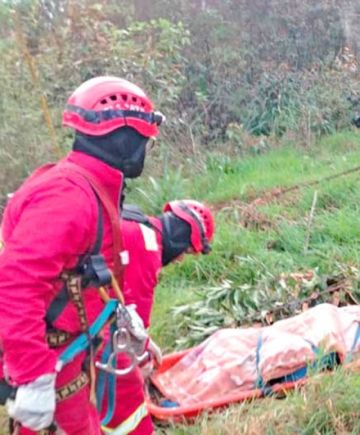 Camión se embarranca  y mueren dos personas