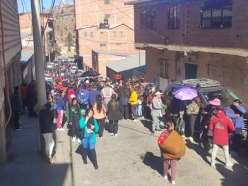 Hay largas filas y aglomeraciones tras el anuncio de la venta de puestos