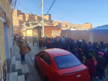 Hay largas filas y aglomeraciones tras el anuncio de la venta de puestos