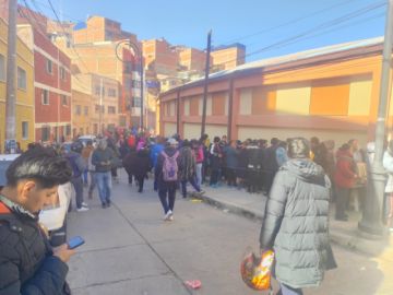 Hay largas filas y aglomeraciones tras el anuncio de la venta de puestos