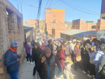 Hay largas filas y aglomeraciones tras el anuncio de la venta de puestos