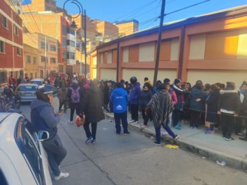 Hay largas filas y aglomeraciones tras el anuncio de la venta de puestos