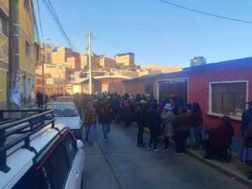 Hay largas filas y aglomeraciones tras el anuncio de la venta de puestos