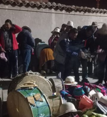 Comunarios piden bendición para sus instrumentos musicales antes de bailar