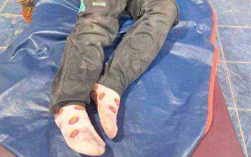 Niña muere súbitamente al ser embestida por vehículo
