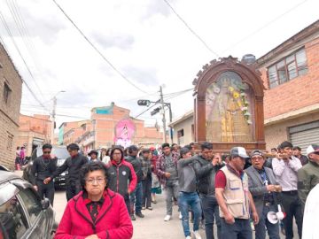 Recorrieron las calles de la zona donde altares esperaron a la Virgen de Guadalupe.