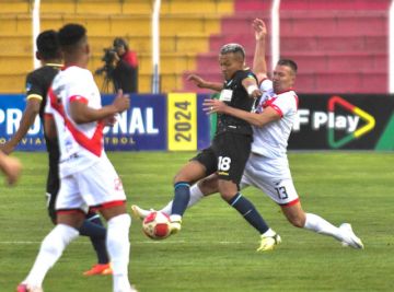 Abraham Cabrera (d) trata de evitar que Jair Reinoso de adueñe del balón.