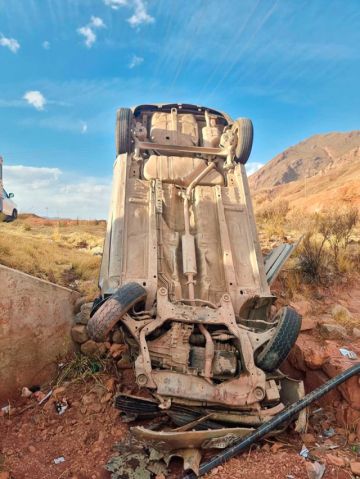 Auto cae debajo de un puente y deja al menos cinco heridos
