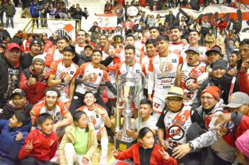El equipo de la banda roja tras coronarse campeón de la Libobásquet.