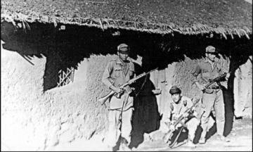 Soldados bolivianos custodiando el cuartucho en el que fue encerrado El Che.