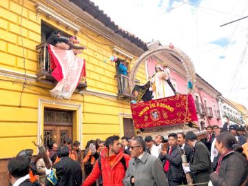 La tradicional procesión recorrió las calles coloniales, desde los balcones lanzaron mistura y flores.