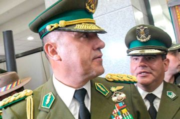 Luis Arce posesiona a Augusto Russo como comandante general