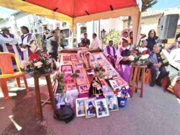 Las familias llevaron los retratos de sus difuntos.