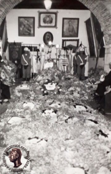 Funeral en la Casa de Moneda. Nótese la cantidad de ofrendas florales.