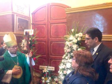 Hubo entrega de ofrendas florales en su tumba.