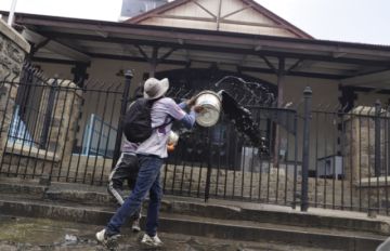 Lecheros lanzan excremento de vaca para exigir desbloqueo en Cochabamba