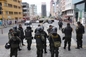 La Paz: Policía interviene bloqueos; choferes denuncian represión y arrestos