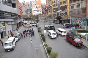 Choferes instalan bloqueos en La Paz en demanda de combustible y ajuste de tarifas