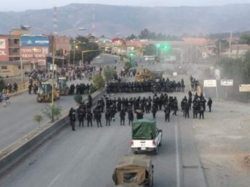 Persisten 20 puntos de bloqueo  en Bolivia y la Policía intenta despejar las carreteras