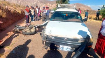 Motociclista se estrella contra un vehículo tipo taxi