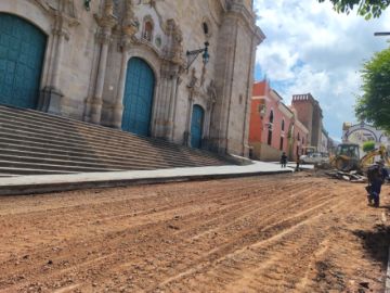 Luego de más de dos décadas cambian el pavimento de la Plaza 10 de Noviembre