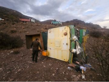 Volquete cae a un barranco de 25 metros en Tumusla