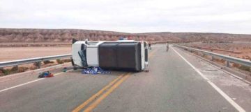 Chofer muere tras volcar su vehículo en el puente Cerdas Pampa