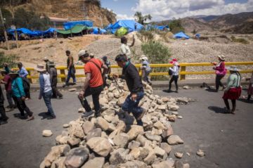 (Video) Policías y militares de Bolivia desbloquean carreteras tomadas por ‘evistas’ en Cochabamba