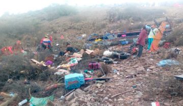 Hay cuatro muertos y 37 heridos tras caída de bus a un barranco