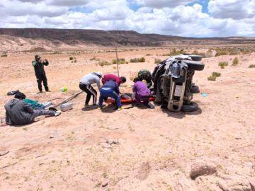 Pareja de esposos mueren en vuelco y sus hijos sobreviven
