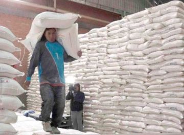 Permanecen las filas largas en Emapa para conseguir arroz