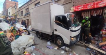 Furgón se desliza y atropella a seis personas en la zona del mercado Uyuni