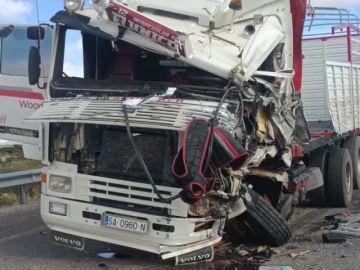 Testigos aprovechan para llenar bidones con gasolina Foto: Gentileza
