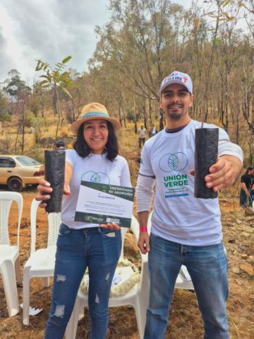 Banco Unión realiza actividades de reforestación en el Parque Tunari de Cochabamba